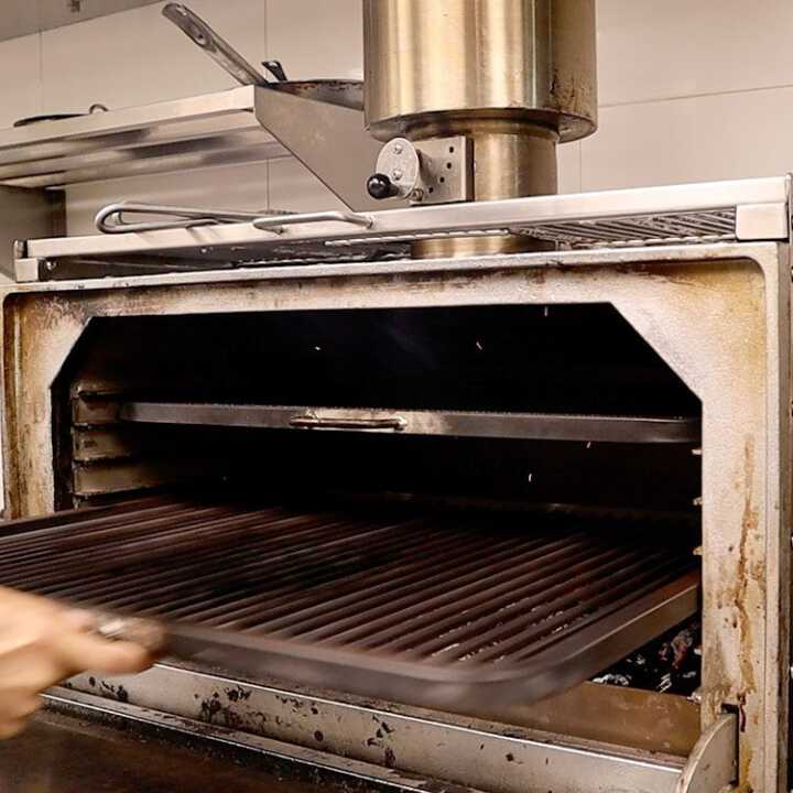 Forno a Carvão Profissional em Inox | Grelha GN 2/1 | 80 Comensais