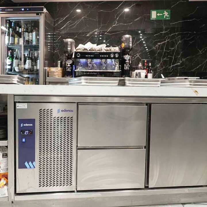 Mesa Refrigerada Gastronómica Linha 700 c/ Bancada e Gavetas