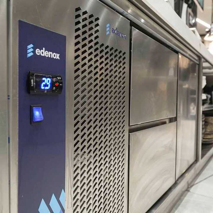 Mesa Refrigerada Gastronómica Linha 700 c/ Bancada e Gavetas