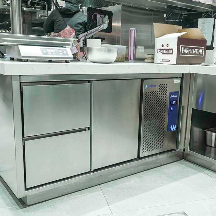 Mesa Refrigerada Gastronómica Linha 700 c/ Bancada e Gavetas