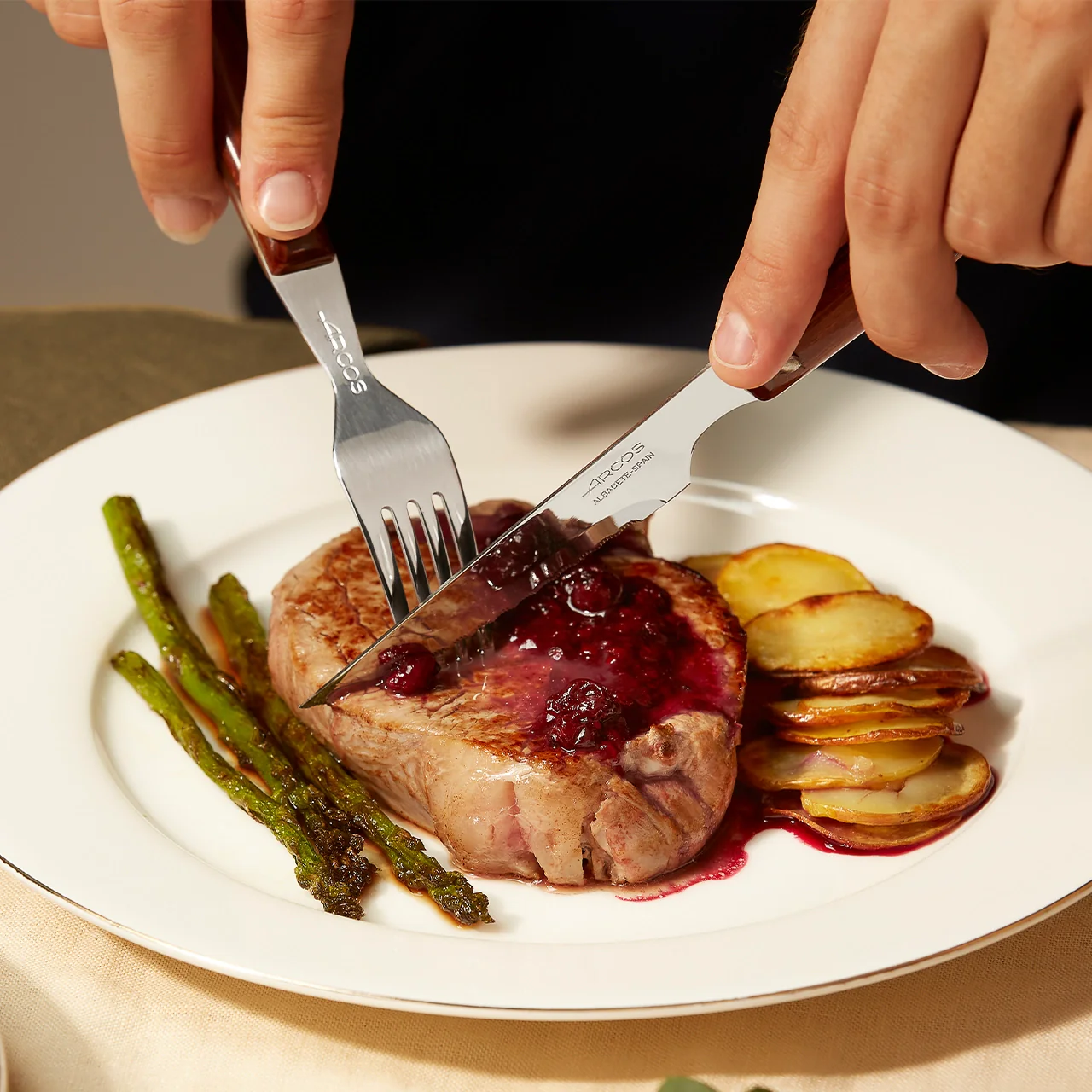 Faca de Carne Serrilhada, Lâmina 110mm, Cabo Madeira Comprimida