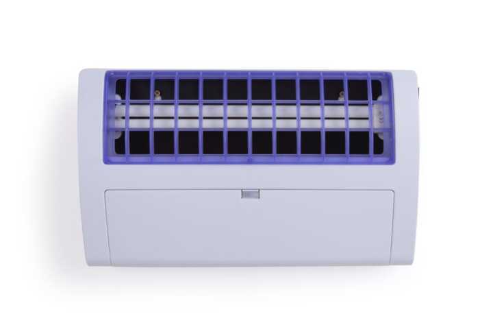 Mata insetos com placa adesiva para 120 m², 230V/36W, 540x80x(H)281mm