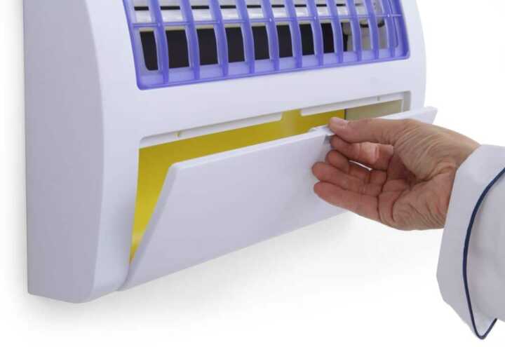 Mata insetos com placa adesiva para 120 m², 230V/36W, 540x80x(H)281mm